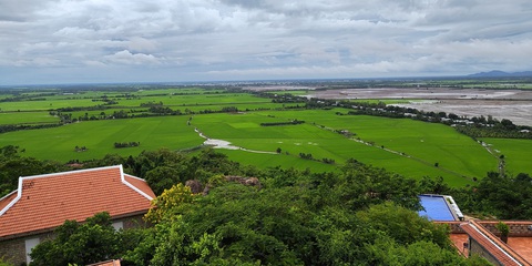 Tết Đoan ngọ, vòng quanh miền Tây thưởng thức mùa trái cây chín mọng- Ảnh 11. Cánh đồng lúa Châu Đốc nhìn từ núi Sam - Ảnh: QUÂN NAM