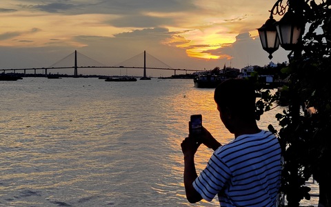 Tết Đoan ngọ, vòng quanh miền Tây thưởng thức mùa trái cây chín mọng- Ảnh 5. Ngắm cầu Rạch Miễu trong buổi chiều tà - Ảnh: QUÂN NAM