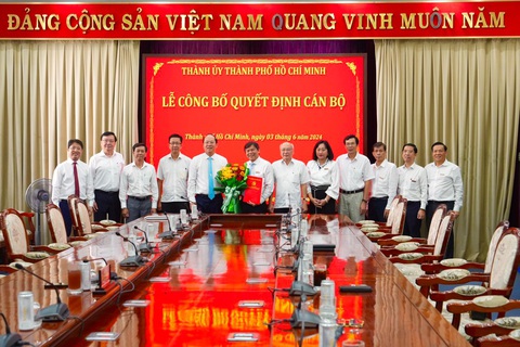 Ông Tăng Hữu Phong làm phó Ban Tuyên giáo Thành ủy TP.HCM- Ảnh 2. Lãnh đạo Thành ủy, Ban Tuyên giáo Thành ủy, báo Sài Gòn Giải Phóng tặng hoa chúc mừng ông Tăng Hữu Phong - Ảnh: HỮU HẠNH