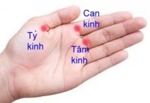 Nhiều bệnh lý khiến trẻ khóc đêm mà cha mẹ cần biết- Ảnh 2. Có thể kích thích các đường kinh giúp trẻ ngủ ngon - Ảnh minh họa