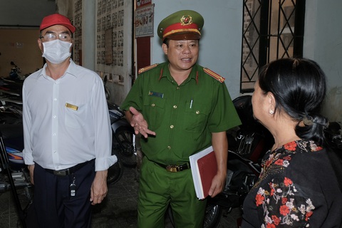 Kiểm tra 3 chung cư lớn ở Biên Hòa, phát hiện nhiều lỗ hổng phòng cháy- Ảnh 1. Lực lượng Công an TP Biên Hòa, Đồng Nai kiểm tra phòng cháy chữa cháy tại chung cư C23 - Ảnh: A.B.