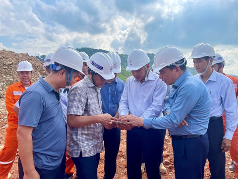 Hỗ trợ thi công Dự án ĐZ 500kV mạch 3 Quảng Trạch - Phố Nối- Ảnh 2. Lãnh đạo EVN và EVNSPC trực tiếp kiểm tra hiện trường chuẩn bị các giải pháp thi công
