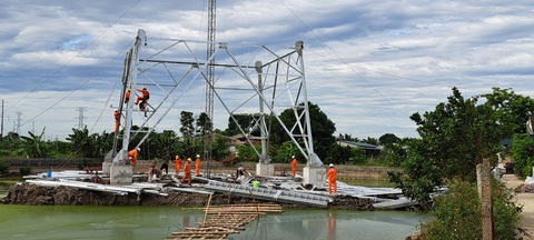 Hỗ trợ thi công Dự án ĐZ 500kV mạch 3 Quảng Trạch - Phố Nối- Ảnh 6. Đội xung kích Điện lực Đồng Nai triển khai thi công tại vị trí VT132 (huyện Nông Cống, Thanh Hóa)