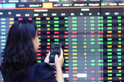 VN-Index bất ngờ vượt mốc 1.300- Ảnh 1. Thị trường chứng khoán bất ngờ tăng điểm mạnh trong phiên chiều nay - Ảnh: QUANG ĐỊNH