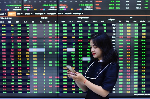Chứng khoán giằng co: Khối ngoại bán ròng quyết liệt, dòng tiền lớn bao giờ hết lưỡng lự?- Ảnh 1. Thị trường chứng khoán vẫn trong trạng thái lưỡng lự, giằng co - Ảnh: QUANG ĐỊNH