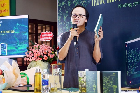 Trước nhà có cây hoàng mai: Sách của một người ham chơi tinh tế- Ảnh 1. Tác giả Minh Tự giao lưu cùng đọc giả tại buổi ra mắt sách tái bản - Ảnh: MINH AN