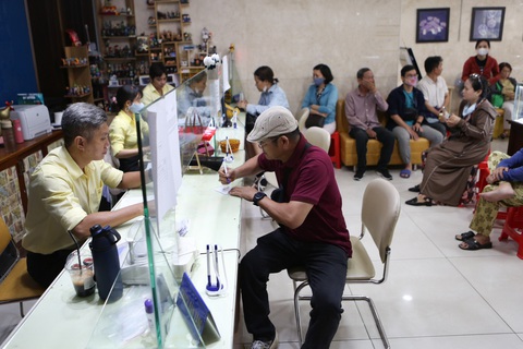 Ngân hàng Nhà nước bán vàng giá 78,98 triệu đồng/lượng- Ảnh 1. Người dân đến mua bán vàng tại Công ty SJC sáng nay, 3-6 - Ảnh: PHƯƠNG QUYÊN