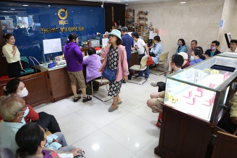 Ngân hàng Nhà nước bán vàng giá 78,98 triệu đồng/lượng- Ảnh 3. Dù giá vàng giảm sốc nhưng không có quá đông người đua nhau bắt đáy như trước vì lo giá vàng giảm thêm - Ảnh: PHƯƠNG QUYÊN