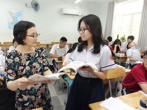Thi vào lớp 10 tại TP.HCM 8 năm qua: Chỉ tiêu liên tục tăng- Ảnh 1. Học sinh lớp 9A1 Trường THCS Vân Đồn, quận 4, TP.HCM ôn thi lớp 10 cùng giáo viên môn ngữ văn - Ảnh: NHƯ HÙNG