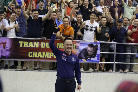 Cơ thủ Trần Đức Minh: Anh công nhân trở thành nhà vô địch World Cup- Ảnh 2. Trần Đức Minh bên cạnh tấm băng rôn đặc biệt mà người hâm mộ đã in sẵn trước trận chung kết để chờ anh lên ngôi - Ảnh: ĐỨC KHUÊ