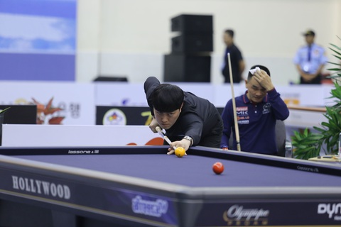 Cơ thủ Trần Đức Minh: Anh công nhân trở thành nhà vô địch World Cup- Ảnh 4. Có những thời điểm trong trận chung kết World Cup billiards carom 3 băng TP.HCM, Trần Đức Minh chịu áp lực từ Kim Jun Tae - Ảnh: ĐỨC KHUÊ