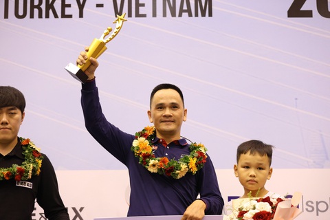Cơ thủ Trần Đức Minh: Anh công nhân trở thành nhà vô địch World Cup- Ảnh 1. Tay cơ Trần Đức Minh với chiếc cúp vô địch World Cup billiards carom 3 băng TP.HCM 2024 lần đầu tiên anh giành được trong sự nghiệp - Ảnh: ĐÔNG LINH