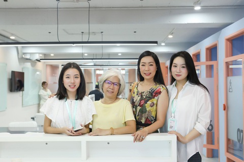 Ái nữ nhà Trịnh Kim Chi khởi nghiệp, không liên quan ngành nghề của mẹ - Ảnh 1. NSND Trịnh Kim Chi và con gái (phải) cùng Bội Linh và mẹ (trái) trong ngày giới thiệu