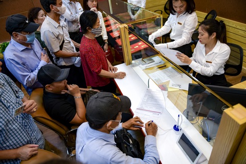 Người dân xếp hàng mua vàng ở ngân hàng với giá 79,98 triệu đồng/lượng- Ảnh 3. Khách hàng xếp hàng chờ ghi thông tin để mua vàng tại Agribank vào chiều 3-6 - Ảnh: NAM TRẦN