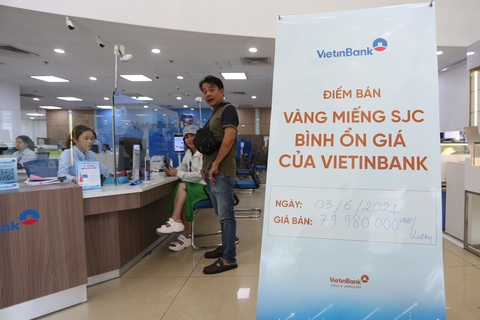Ngày đầu ngân hàng bán vàng cho dân: Nhiều nơi 'cháy hàng', mới bán 1 tiếng đã hết- Ảnh 3. Chi nhánh VietinBank 93-95 Hàm Nghi niêm yết giá bán vàng chiều nay - Ảnh: PHƯƠNG QUYÊN