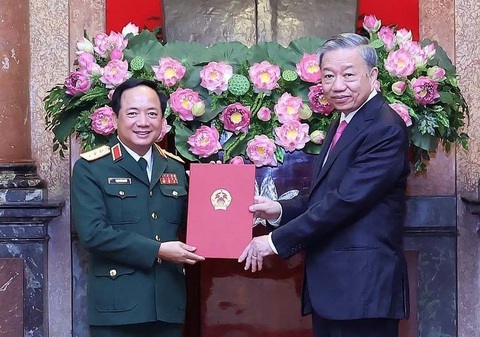 Thượng tướng Trịnh Văn Quyết làm chủ nhiệm Tổng cục Chính trị Quân đội nhân dân Việt Nam- Ảnh 1. Chủ tịch nước Tô Lâm trao quyết định bổ nhiệm chức vụ chủ nhiệm Tổng cục Chính trị Quân đội nhân dân Việt Nam cho Thượng tướng Trịnh Văn Quyết - Ảnh: TTXVN