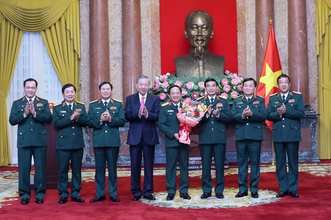 Thượng tướng Trịnh Văn Quyết làm chủ nhiệm Tổng cục Chính trị Quân đội nhân dân Việt Nam- Ảnh 2. Chủ tịch nước Tô Lâm, đại tướng Phan Văn Giang và lãnh đạo Bộ Quốc phòng chúc mừng Thượng tướng Trịnh Văn Quyết - Ảnh: TTXVN