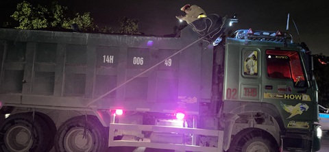 Xe nghi chở than trái phép, phường nói không, công ty bảo có- Ảnh 1. Tổ công tác thuộc Đội cảnh sát giao thông số 2 Công an tỉnh Quảng Ninh phát hiện, bắt giữ xe tải chở đất đá màu đen (nghi là than trái phép) không có hóa đơn, chứng từ - Ảnh: T.H.
