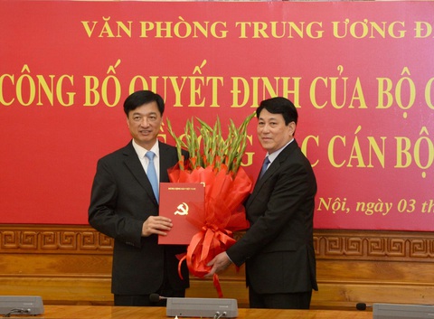 Thứ trưởng Bộ Công an Nguyễn Duy Ngọc làm chánh Văn phòng Trung ương Đảng- Ảnh 2. Đại tướng Lương Cường (phải) tặng hoa cho Thượng tướng Nguyễn Duy Ngọc - Ảnh: TTXVN
