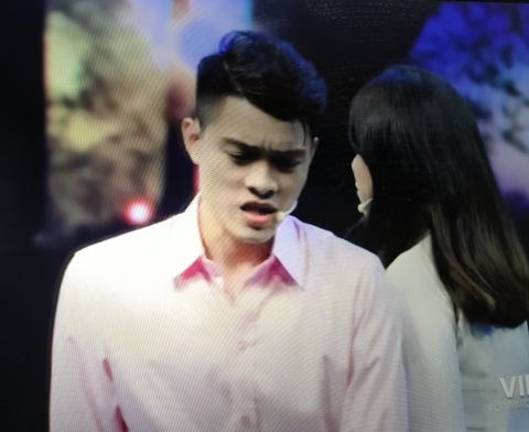 Đem cả bao cao su và thuốc ngừa thai vào câu ca cải lương: Trực diện hay thô thiển?- Ảnh 1. Thí sinh thể hiện đoạn trích trong vở Thế giới ảo chương trình Học viện cải lương - Ảnh chụp màn hình