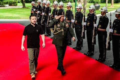 Tổng thống Zelensky được tiếp đón long trọng ở Philippines- Ảnh 2. Tổng thống Ukraine Volodymyr Zelensky đến Điện Malacanang ở Manila ngày 3-6 - Ảnh: GMA