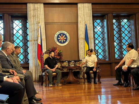 Tổng thống Zelensky được tiếp đón long trọng ở Philippines- Ảnh 1. Tổng thống Ukraine Volodymyr Zelensky và Tổng thống Philippines Ferdinand Marcos Jr. có cuộc gặp song phương tại Điện Malacanang ngày 3-6 - Ảnh: GMA