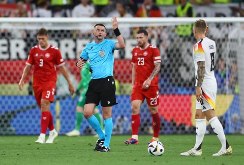 Mưa đá làm gián đoạn trận tuyển Đức thắng Đan Mạch ở Euro 2024- Ảnh 3. Trọng tài Michael Oliver phải thổi còi tạm dừng trận đấu