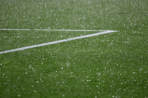 Mưa đá làm gián đoạn trận tuyển Đức thắng Đan Mạch ở Euro 2024- Ảnh 4. Mưa đá rơi ngày càng nhiều