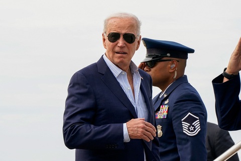 Tổng thống Mỹ Joe Biden lên máy bay ở New York để tham gia các hoạt động gây quỹ ngày 29-6 - Ảnh: REUTERS Tổng thống Mỹ Joe Biden lên máy bay ở New York để tham gia các hoạt động gây quỹ ngày 29-6 - Ảnh: REUTERS
