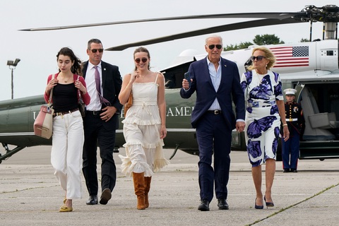 Ông Biden họp gia đình bàn về tương lai chiến dịch tranh cử- Ảnh 1. Tổng thống Mỹ Joe Biden đi cùng Đệ nhất phu nhân Jill Biden và các cháu tại Westhampton Beach, New York (Mỹ) ngày 29-6 - Ảnh: REUTERS