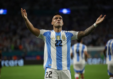 Vắng Messi, Argentina vẫn thắng dễ để giữ ngôi đầu bảng A- Ảnh 1. Lautaro Martínez lập cú đúp giúp Argentina toàn thắng ở vòng bảng - Ảnh: Reuters