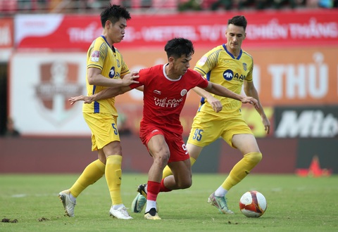 Hồng Lĩnh Hà Tĩnh phải đá play-off trụ hạng- Ảnh 3. Trận đấu giữa Sông Lam Nghệ An (áo vàng) với Viettel vẫn chưa có bàn thắng - Ảnh: VPF