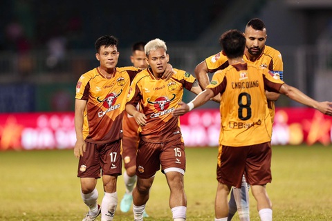 Hồng Lĩnh Hà Tĩnh phải đá play-off trụ hạng- Ảnh 1. Hoàng Anh Gia Lai ăn mừng chiến thắng 2-1 trước Hải Phòng - Ảnh: MINH ANH