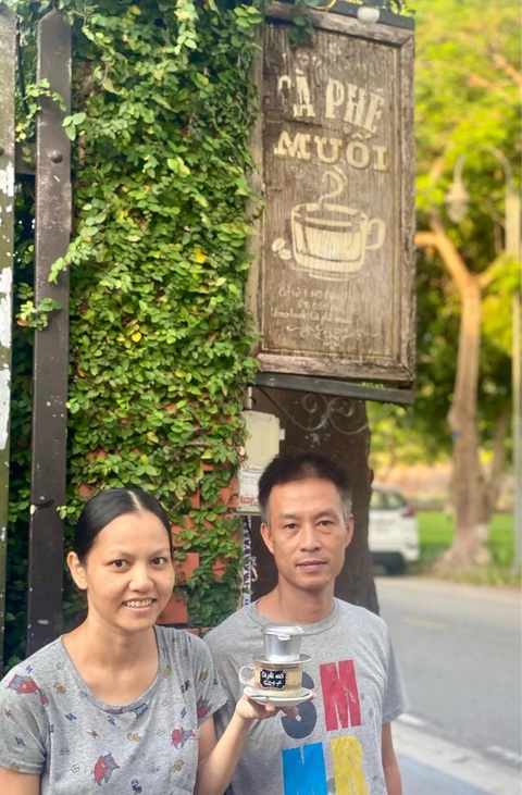 Cà phê muối Việt Nam tại sao mà nổi tiếng toàn thế giới?- Ảnh 2. Đồng sáng lập quán Cà phê muối là chị Hồ Thị Thanh Hương và anh Trần Nguyễn Hữu Phong - Ảnh: Cà phê muối