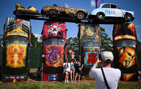 Âm nhạc và nghệ thuật. Những người tham gia lễ hội Glastonbury, lễ hội âm nhạc lớn nhất nước Anh, chụp ảnh trước tác phẩm nghệ thuật sắp đặt tên Carhenge tại Worthy Farm ở làng Pilton thuộc vùng Somerset tây nam nước Anh. Lễ hội diễn ra từ ngày 26 đến ngày 30-6 và lần đầu tiên hoàn toàn sử dụng năng lượng tái tạo. Những người tham gia lễ hội Glastonbury, lễ hội âm nhạc lớn nhất nước Anh, chụp ảnh trước tác phẩm nghệ thuật sắp đặt tên Carhenge tại Worthy Farm ở làng Pilton thuộc vùng Somerset tây nam nước Anh. Lễ hội diễn ra từ ngày 26 đến ngày 30-6 và lần đầu tiên hoàn toàn sử dụng năng lượng tái tạo - Ảnh: AFP