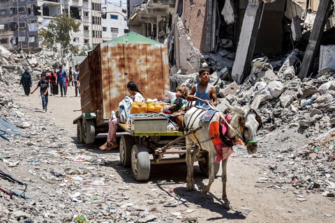 Người dân di tản ở Thành phố Gaza trong lúc giao tranh tiếp diễn ngày 27-6 - Ảnh: AFP Người dân di tản ở thành phố Gaza trong lúc giao tranh tiếp diễn ngày 27-6 - Ảnh: AFP