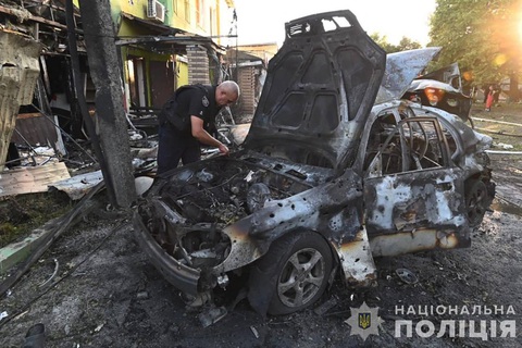 Một khu vực trúng tên lửa Nga ở Vilniansk thuộc vùng Zaporizhzhia của Ukraine ngày 29-6 - Ảnh: AFP Một khu vực trúng tên lửa Nga ở Vilniansk thuộc vùng Zaporizhzhia của Ukraine ngày 29-6 - Ảnh: AFP