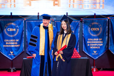 Tân cử nhân xuất sắc tại VinUni và khát khao kể những câu chuyện Việt Nam với thế giới- Ảnh 1. Giáp Vũ Nam Dương trong buổi lễ tốt nghiệp VinUni ngày 29-6
