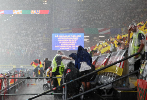 Mưa đá làm gián đoạn trận tuyển Đức thắng Đan Mạch ở Euro 2024- Ảnh 6. Mưa lớn khiến cổ động viên ướt sũng