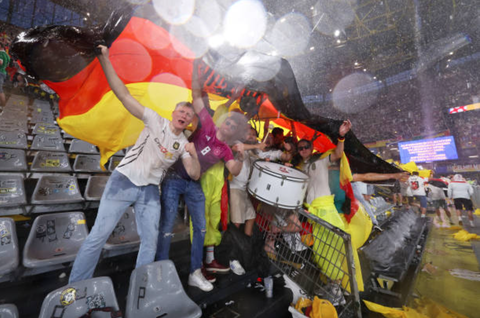 Mưa đá làm gián đoạn trận tuyển Đức thắng Đan Mạch ở Euro 2024- Ảnh 8. Một số cổ động viên tuyển Đức tỏ ra phấn khích