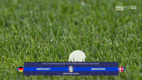 Mưa đá làm gián đoạn trận tuyển Đức thắng Đan Mạch ở Euro 2024- Ảnh 5. Một viên đá to trên sân Westfalenstadion