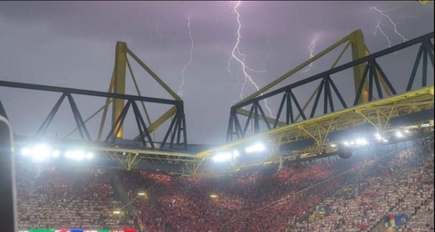 Mưa đá làm gián đoạn trận tuyển Đức thắng Đan Mạch ở Euro 2024- Ảnh 2. Sấm sét rền vang trên sân Westfalenstadion (hay còn được biết đến với tên Signal Iduna Park) ở Dortmund