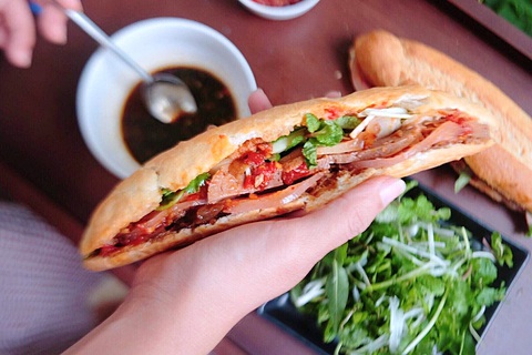 Michelin ngó lơ bánh mì Việt?- Ảnh 5. Bánh mì Hội An có hương vị đậm đà hơn các vùng miền khác - Ảnh: ĐẬU DUNG