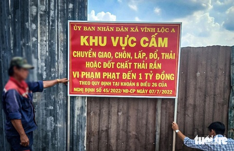 Bình Chánh có tổ tuần tra 'bắt' xả rác bậy- Ảnh 1. UBND xã Vĩnh Lộc A (huyện Bình Chánh) gắn bảng cấm đổ, lấp, đốt rác tại khu vực mà báo Tuổi Trẻ phản ánh - Ảnh: UBND xã Vĩnh Lộc A cung cấp