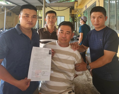 Mật phục nhiều giờ ở Thủ Đức bắt nghi phạm bị truy nã đặc biệt- Ảnh 1. Công an TP Thủ Đức phối hợp Công an tỉnh Gia Lai bắt nghi phạm đưa về Công an phường Hiệp Bình Chánh, làm thủ tục di lý về Gia Lai, chiều 29-6 - Ảnh: M.H.