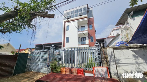 Ngôi nhà có giấy phép là Ngôi nhà có giấy phép là nhà để xe 2 bánh, nhà giáo dục năng khiếu 3 tầng, nhưng chủ trường nói đó là