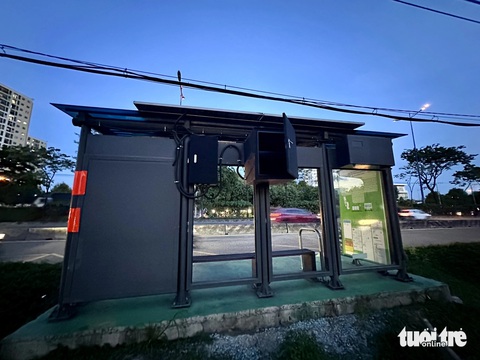 Nhiều trạm xe buýt ở đường Võ Nguyên Giáp tối om do đèn bị mất cắp- Ảnh 2. Phía sau một trạm chờ xe buýt trên đường Võ Nguyên Giáp cửa kính bị bể, tủ điện bị mở toang hoang không thấy đèn