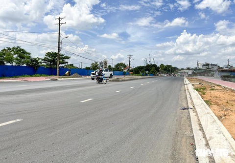 Dự án đường Hoàng Hữu Nam: 2km làm 9 năm chưa xong do vướng mặt bằng- Ảnh 1. Nhiều đoạn đường Hoàng Hữu Nam (TP Thủ Đức) đã hoàn thành cơ bản, trải nhựa, bó vỉa - Ảnh: GIAI THỤY
