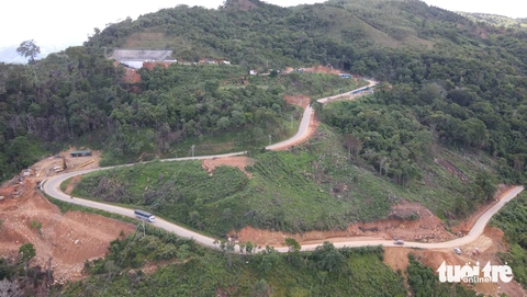 Đèo Đại Ninh đang nâng cấp, du khách đi Đà Lạt lưu ý khi qua đây- Ảnh 1. Khi cao tốc Phan Thiết - Dầu Giây và Vĩnh Hảo - Phan Thiết đưa vào khai thác, nhiều người từ TP.HCM cũng như Bình Thuận đã chọn quốc lộ 28B, qua đèo Đại Ninh để đến với Đà Lạt. Nhưng quốc lộ 28B đã quá tải, xuống cấp từ lâu - Ảnh: ĐỨC TRONG
