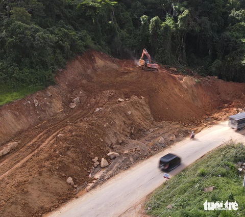 Đèo Đại Ninh đang nâng cấp, du khách đi Đà Lạt lưu ý khi qua đây- Ảnh 7. Các nhà thầu vừa thi công vừa đảm bảo an toàn giao thông do đèo độc đạo qua khu vực, không có đường phụ làm công vụ. Trên đèo cũng thường xuyên có sương mù và mưa lớn nên khuất tầm nhìn - Ảnh: ĐỨC TRONG